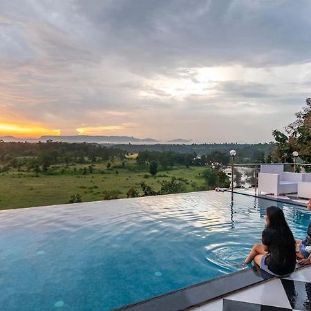 Stayvista'S Vine & Splash - Riverside Villa With An Infinity Pool And Indoor Games Карджат Экстерьер фото