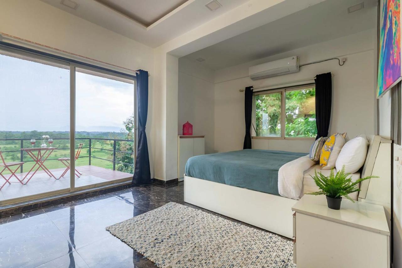 Stayvista'S Vine & Splash - Riverside Villa With An Infinity Pool And Indoor Games Карджат Экстерьер фото