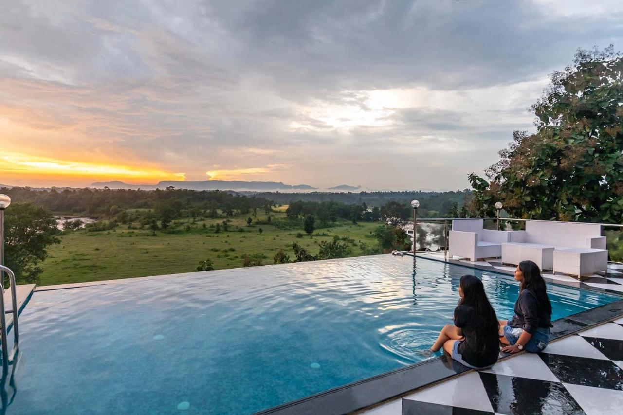 Stayvista'S Vine & Splash - Riverside Villa With An Infinity Pool And Indoor Games Карджат Экстерьер фото