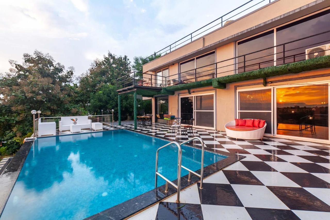 Stayvista'S Vine & Splash - Riverside Villa With An Infinity Pool And Indoor Games Карджат Экстерьер фото