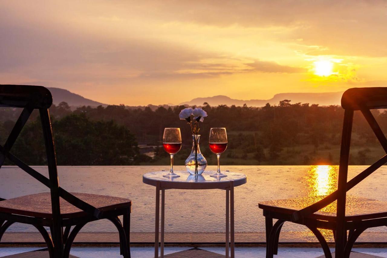Stayvista'S Vine & Splash - Riverside Villa With An Infinity Pool And Indoor Games Карджат Экстерьер фото