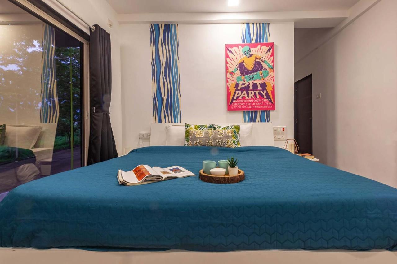 Stayvista'S Vine & Splash - Riverside Villa With An Infinity Pool And Indoor Games Карджат Экстерьер фото