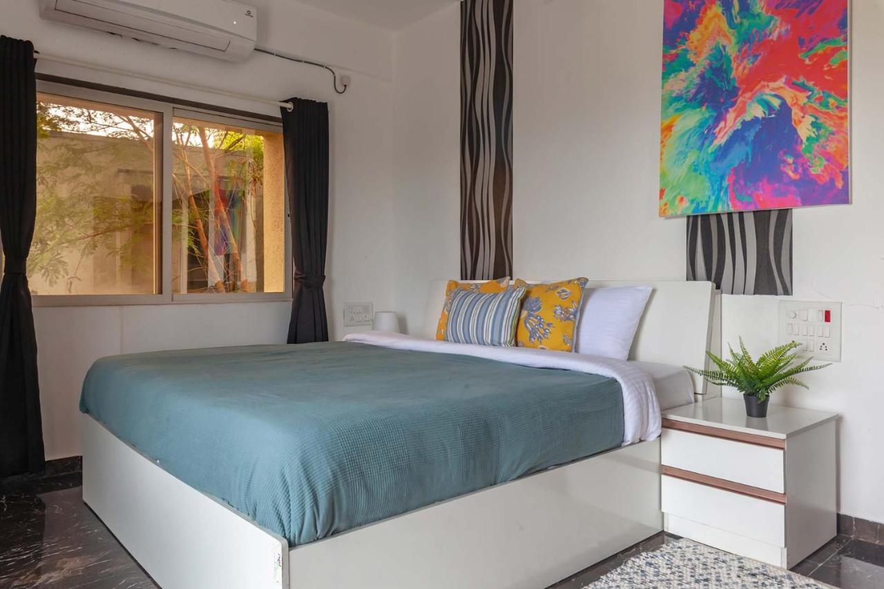 Stayvista'S Vine & Splash - Riverside Villa With An Infinity Pool And Indoor Games Карджат Экстерьер фото