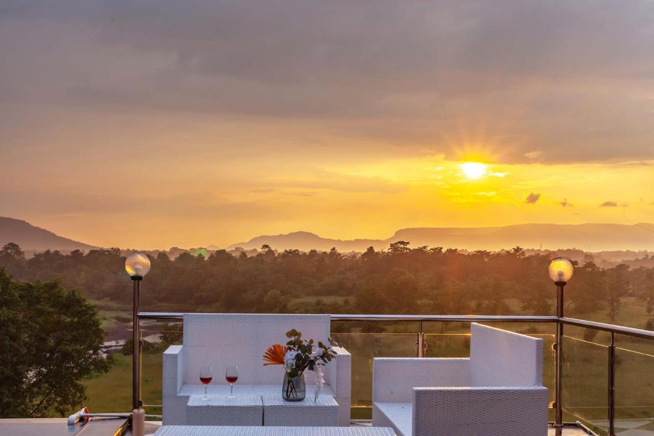 Stayvista'S Vine & Splash - Riverside Villa With An Infinity Pool And Indoor Games Карджат Экстерьер фото