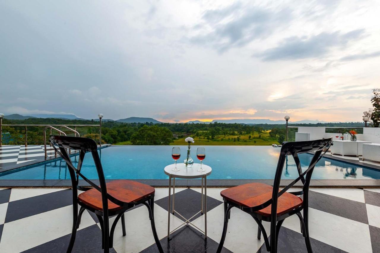 Stayvista'S Vine & Splash - Riverside Villa With An Infinity Pool And Indoor Games Карджат Экстерьер фото