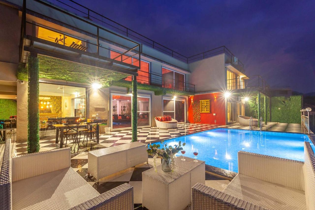 Stayvista'S Vine & Splash - Riverside Villa With An Infinity Pool And Indoor Games Карджат Экстерьер фото