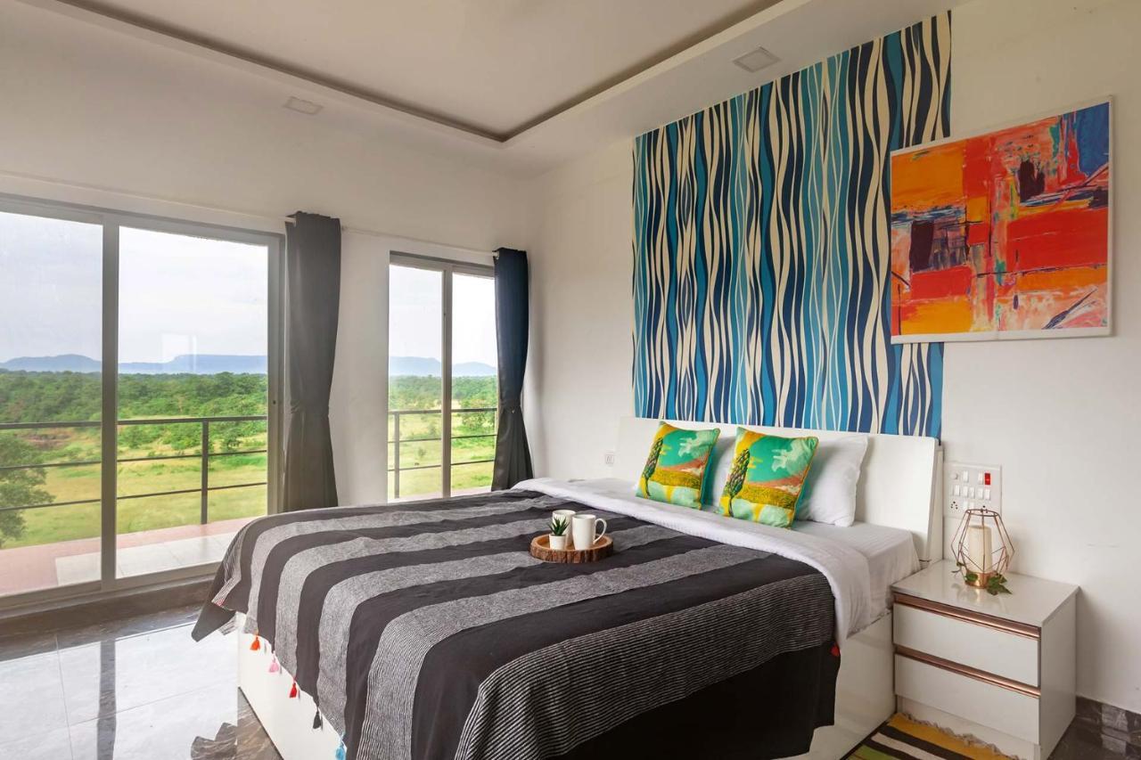 Stayvista'S Vine & Splash - Riverside Villa With An Infinity Pool And Indoor Games Карджат Экстерьер фото