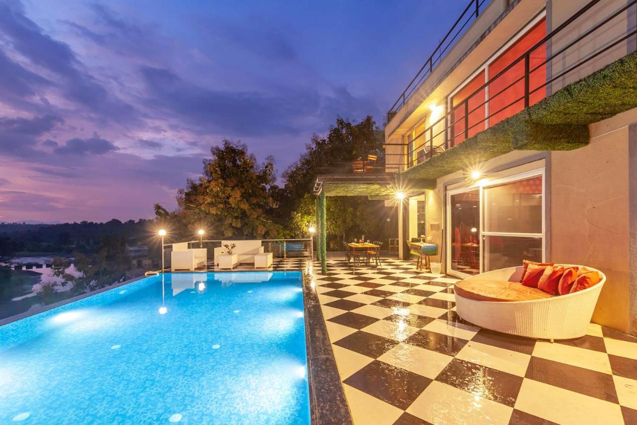 Stayvista'S Vine & Splash - Riverside Villa With An Infinity Pool And Indoor Games Карджат Экстерьер фото