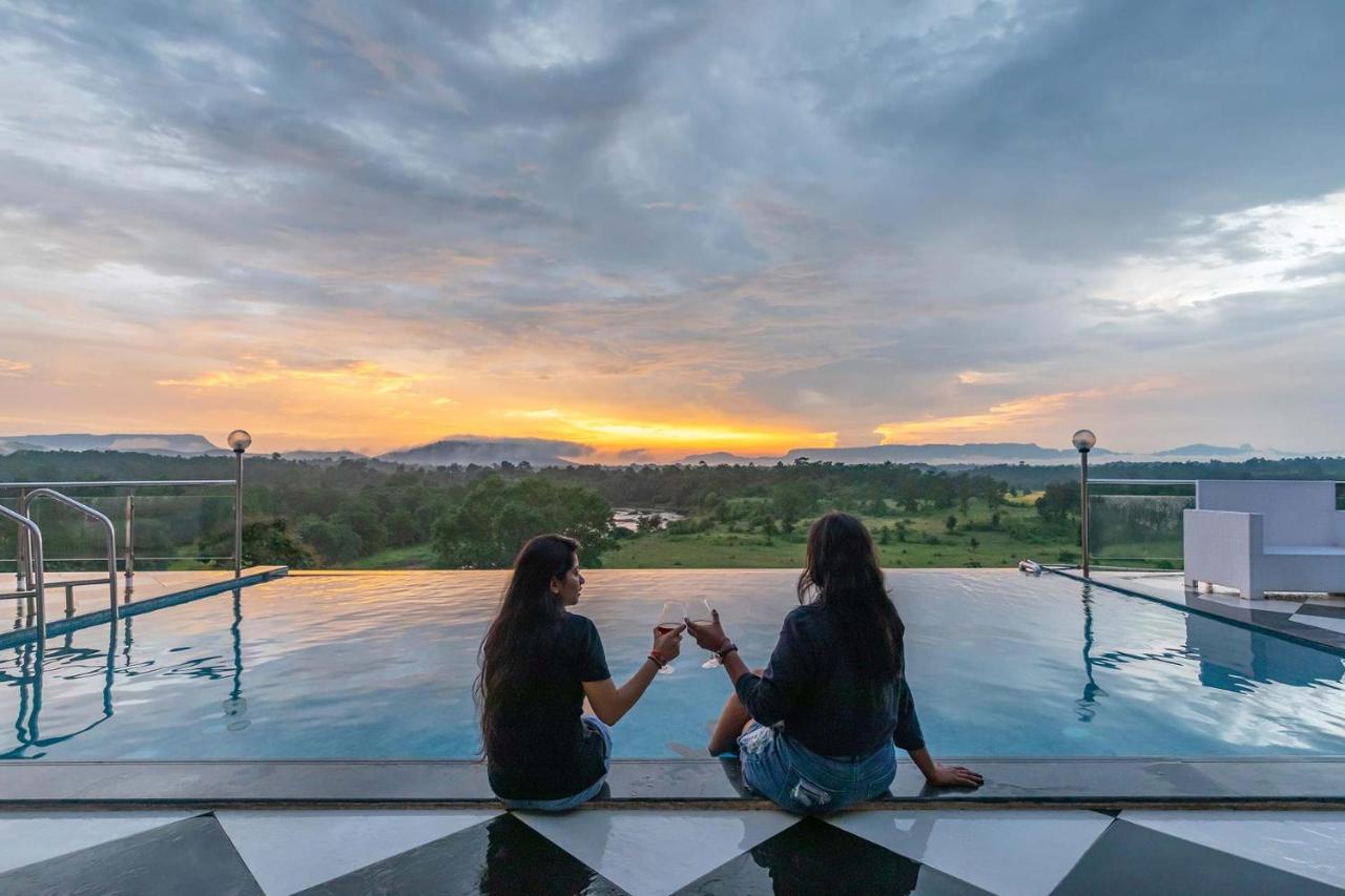 Stayvista'S Vine & Splash - Riverside Villa With An Infinity Pool And Indoor Games Карджат Экстерьер фото