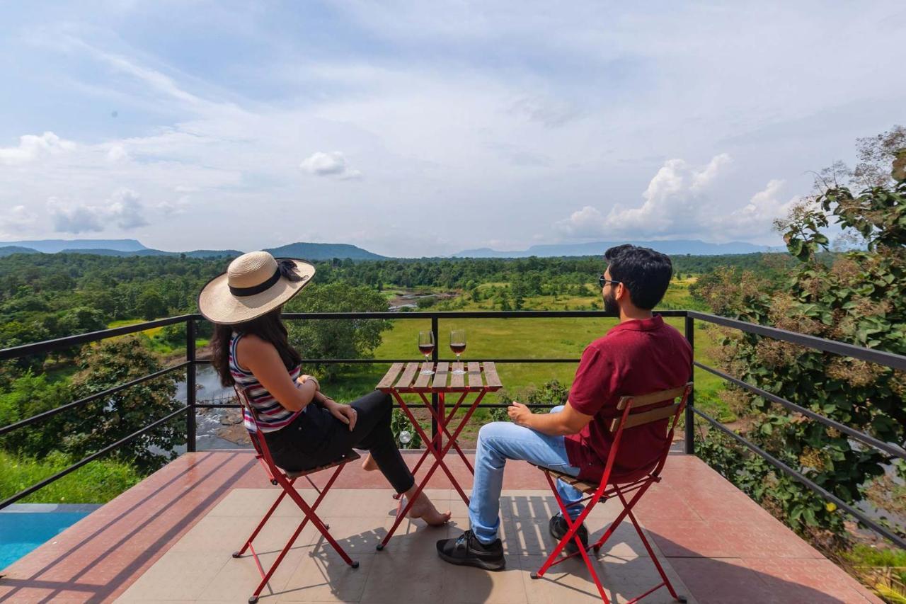 Stayvista'S Vine & Splash - Riverside Villa With An Infinity Pool And Indoor Games Карджат Экстерьер фото